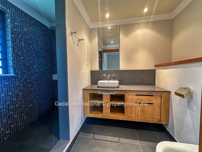 Invest now in this villa with pool and outdoor gazebo