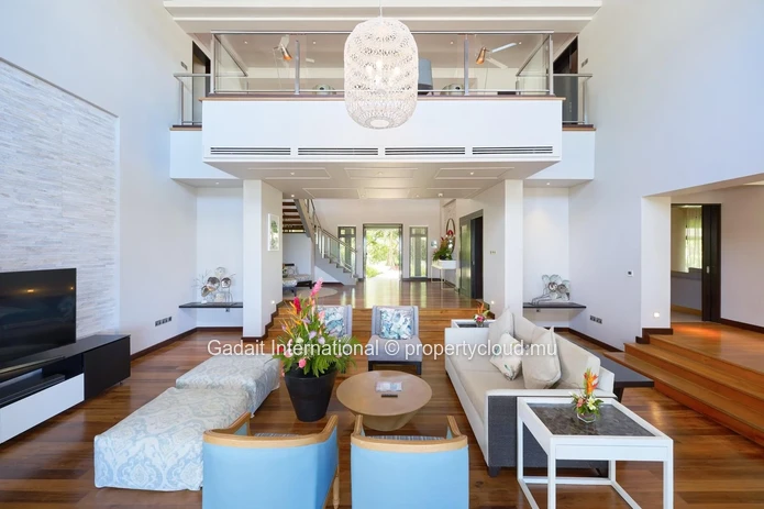 Invest in luxury on the west coast of Mauritius with this 630 m² villa offering ocean views