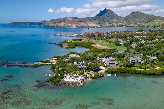 Invest in luxury on the west coast of Mauritius with this 630 m² villa offering ocean views