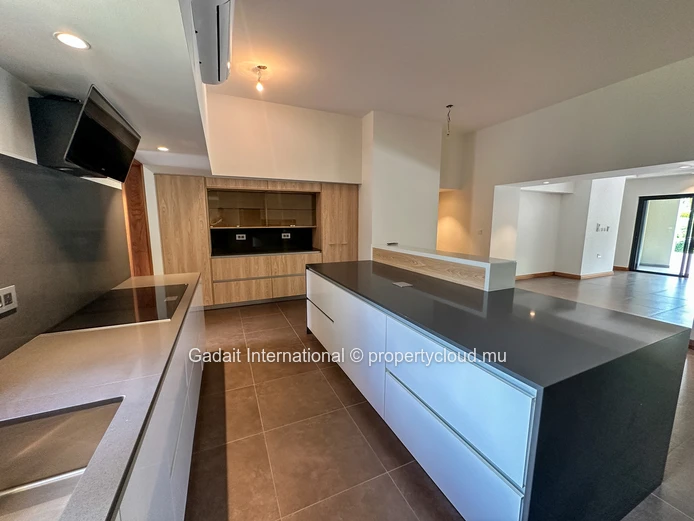 Invest now in this villa with pool and outdoor gazebo