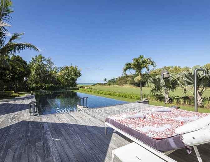 Investissez dans cette superbe Villa luxueuse avec vue golf et vue mer dans l'est de l'Ile Maurice