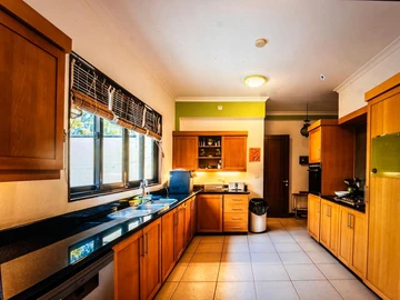 5 Bedroom Villa