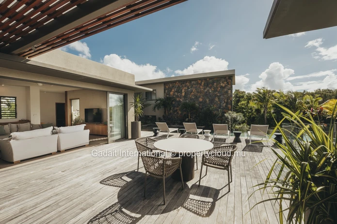 Treat yourself to a villa with sea views in Anahita