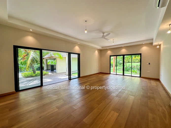 Invest now in this villa with pool and outdoor gazebo
