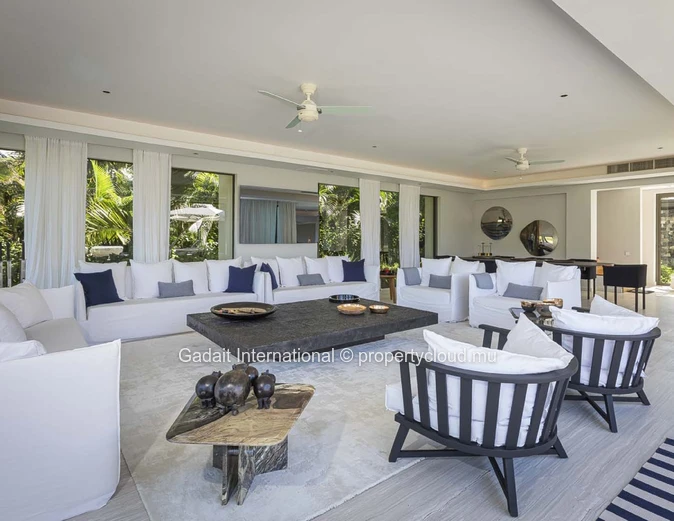 Investissez dans cette superbe Villa luxueuse avec vue golf et vue mer dans l'est de l'Ile Maurice