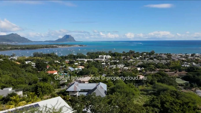 Contemporary villa with breathtaking lagoon views in Rivière Noire