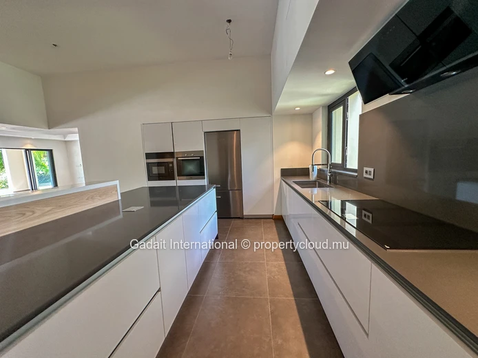Invest now in this villa with pool and outdoor gazebo