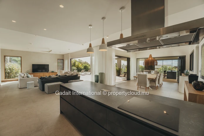 Treat yourself to a villa with sea views in Anahita