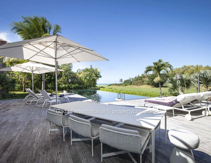 Investissez dans cette superbe Villa luxueuse avec vue golf et vue mer dans l'est de l'Ile Maurice