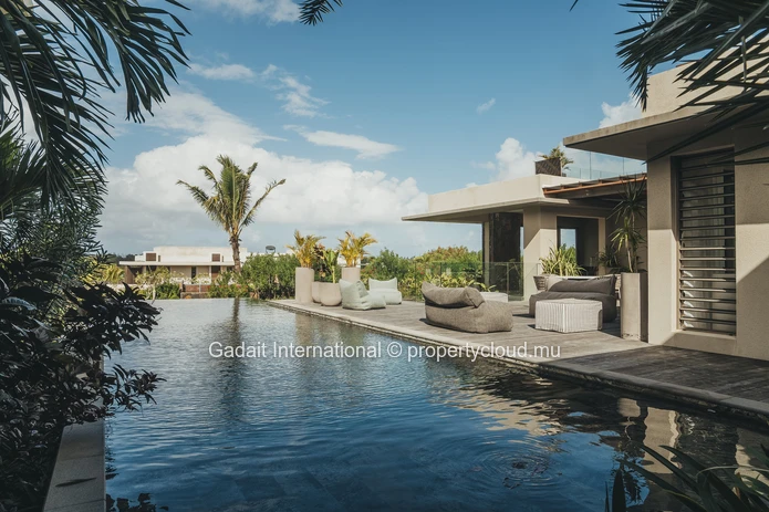Treat yourself to a villa with sea views in Anahita
