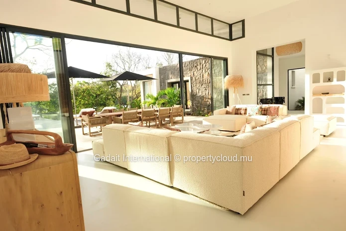 An Elegant and Distinguished Property: A Luxurious Villa Perfect for Refined Connoisseurs