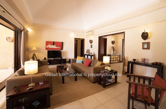 Invest in a modern single-storey villa with swimming pool and stunning mountain view