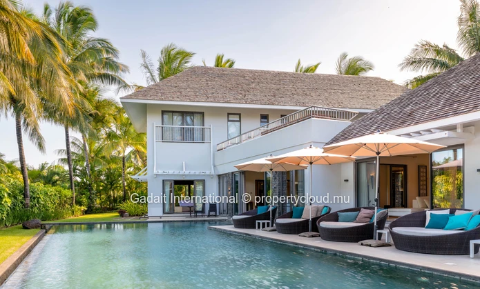 Magnifique propriété de 1972m² avec piscine, jardin et vue panoramique à Anahita