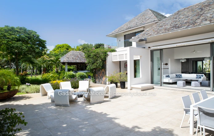 Exceptional villa with pool for sale - A gem of a property in the heart of Beau Champ