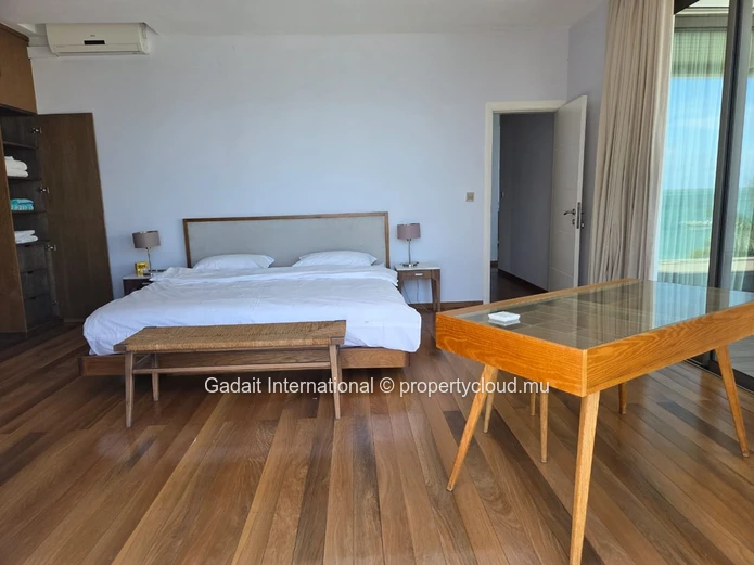 Exceptional Penthouse for Long-Term Rent in Roches Noires