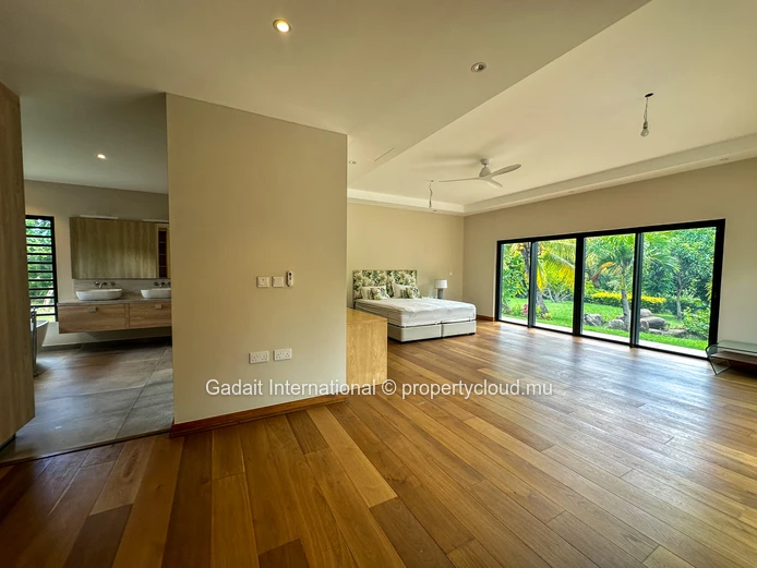 Invest now in this villa with pool and outdoor gazebo