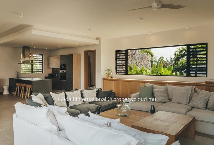 Treat yourself to a villa with sea views in Anahita