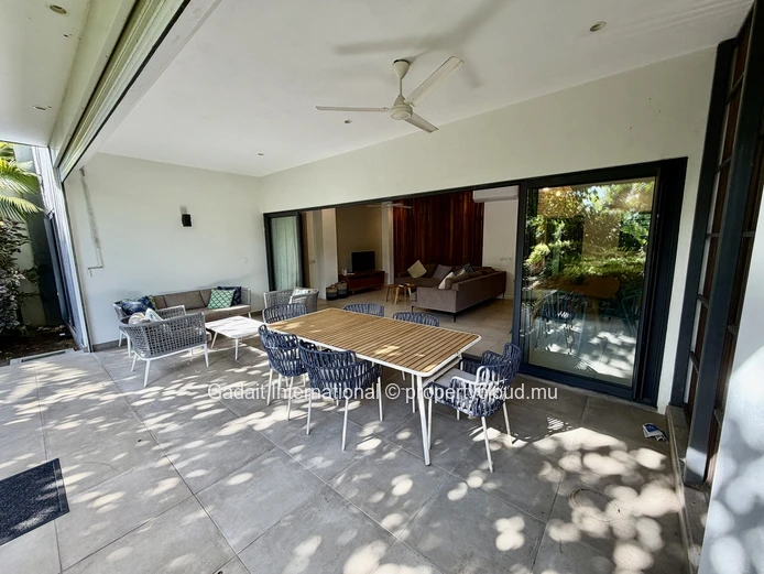 3-bedroom ground-floor apartment with covered terrace – Pointe aux Canonniers