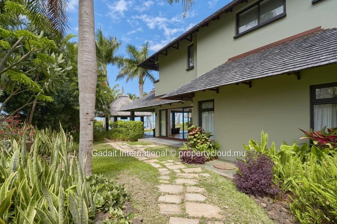 Invest in luxury on the west coast of Mauritius with this 630 m² villa offering ocean views