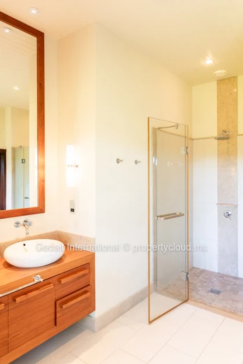 Magnifique propriété de 1972m² avec piscine, jardin et vue panoramique à Anahita