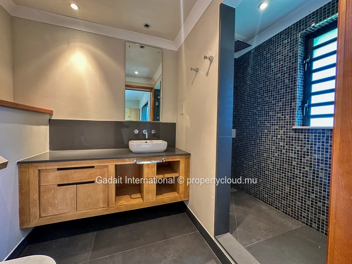 Invest now in this villa with pool and outdoor gazebo
