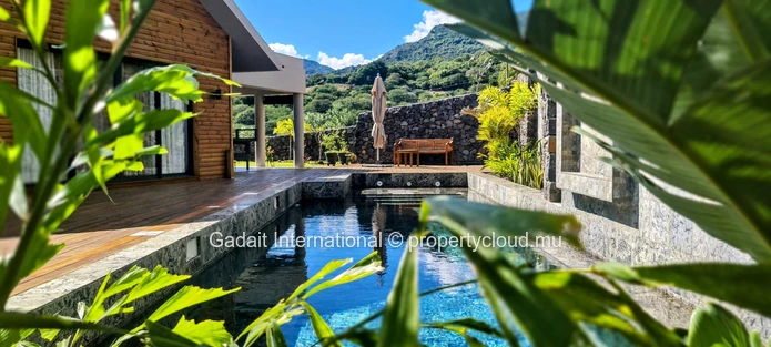 Eco Native Lodge Villa : luxury villa with swimming pool in Rivière Noire