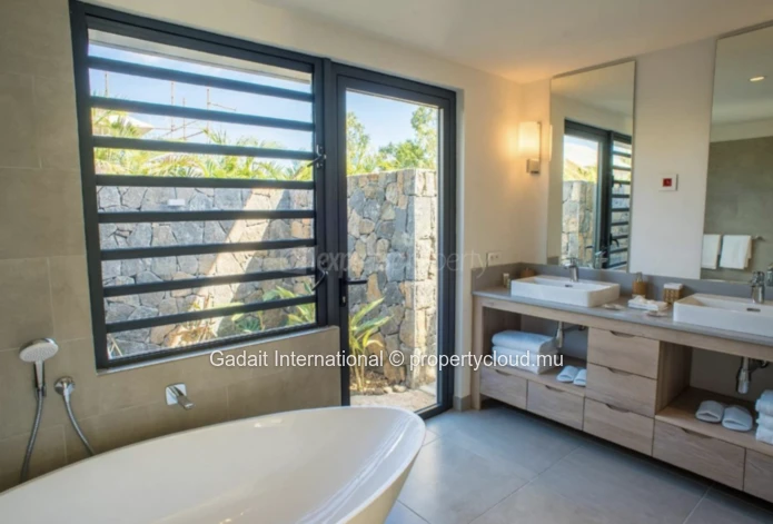 Villa Tropicale Élégante à Marguery | 3 Chambres avec Piscine Privée & Vue Montagne