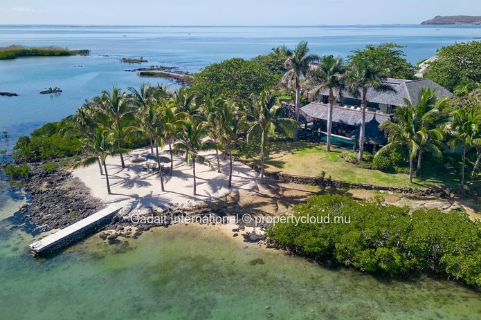 Invest in luxury on the west coast of Mauritius with this 630 m² villa offering ocean views