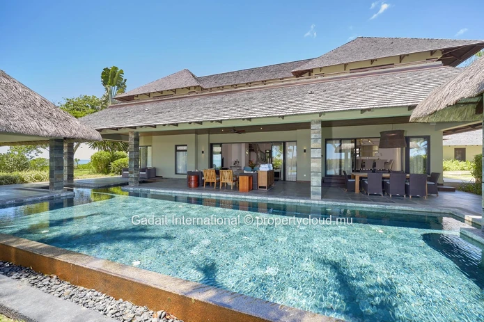 Invest in luxury on the west coast of Mauritius with this 630 m² villa offering ocean views