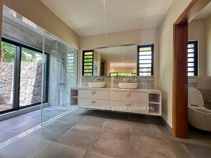 Invest now in this villa with pool and outdoor gazebo
