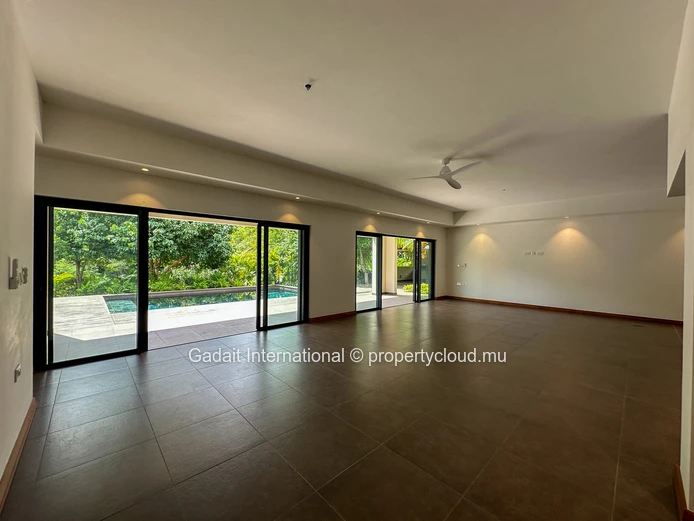Invest now in this villa with pool and outdoor gazebo