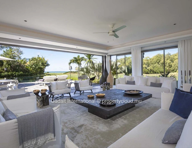 Investissez dans cette superbe Villa luxueuse avec vue golf et vue mer dans l'est de l'Ile Maurice
