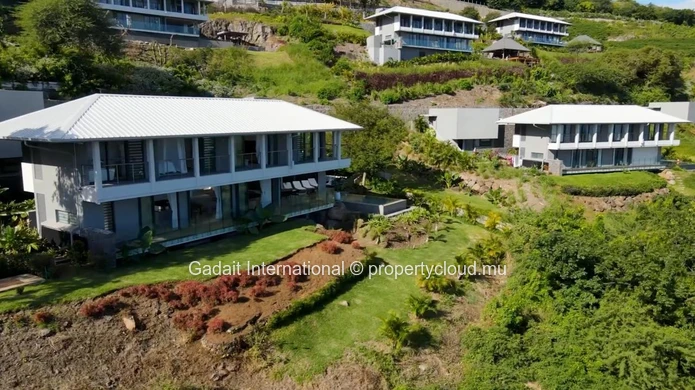 Contemporary villa with breathtaking lagoon views in Rivière Noire