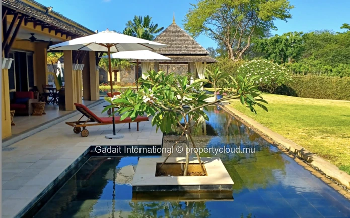 Invest in a modern single-storey villa with swimming pool and stunning mountain view