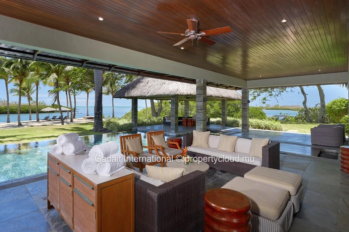 Invest in luxury on the west coast of Mauritius with this 630 m² villa offering ocean views