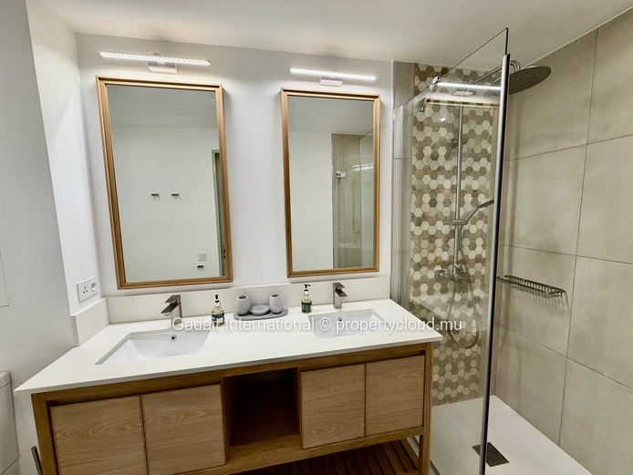 3-bedroom ground-floor apartment with covered terrace – Pointe aux Canonniers
