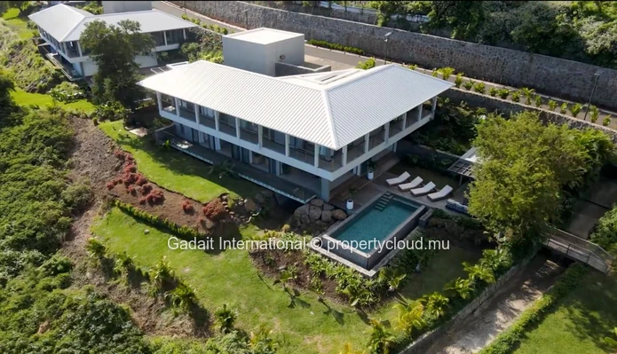 Contemporary villa with breathtaking lagoon views in Rivière Noire
