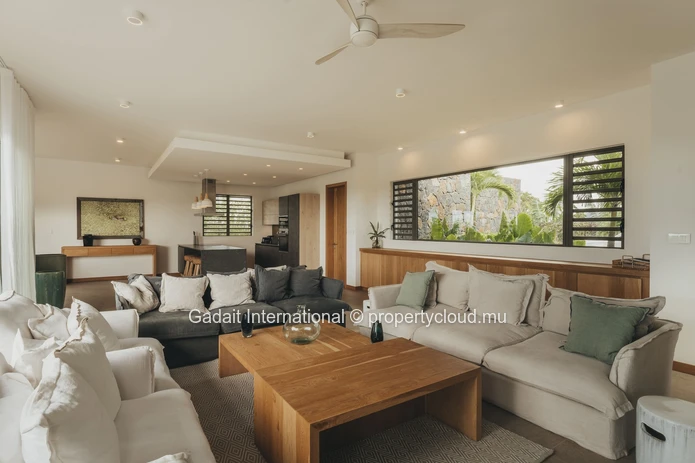Treat yourself to a villa with sea views in Anahita