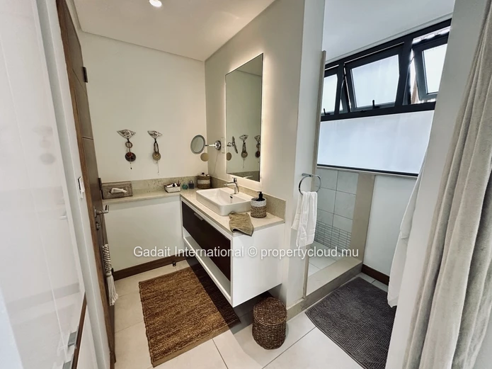 Appartement de Prestige à Montchoisy – Luxe, Sérénité et Accès Direct à la Plage