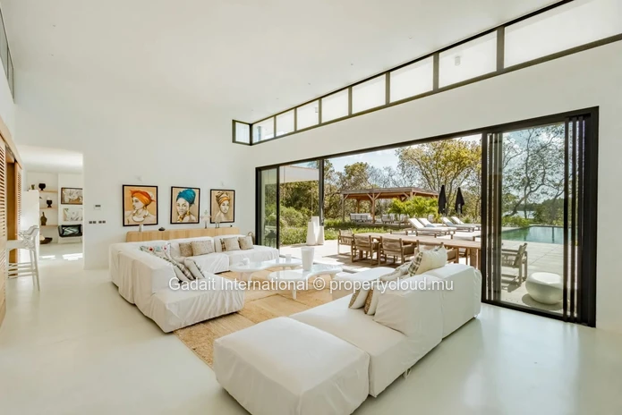 An Elegant and Distinguished Property: A Luxurious Villa Perfect for Refined Connoisseurs