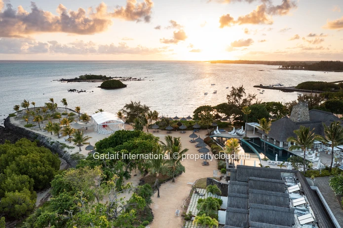 Invest in a luxury 2 bedroom villa with golf view in Azuri, Mauritius