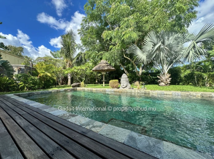 Villa tropicale de luxe avec piscine, accès bateau et prestations haut de gamme à Rivière Noire, Île Maurice