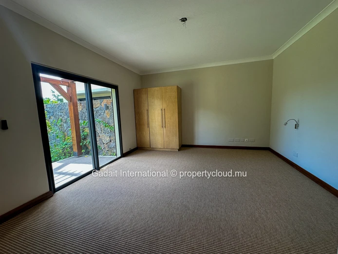 Invest now in this villa with pool and outdoor gazebo