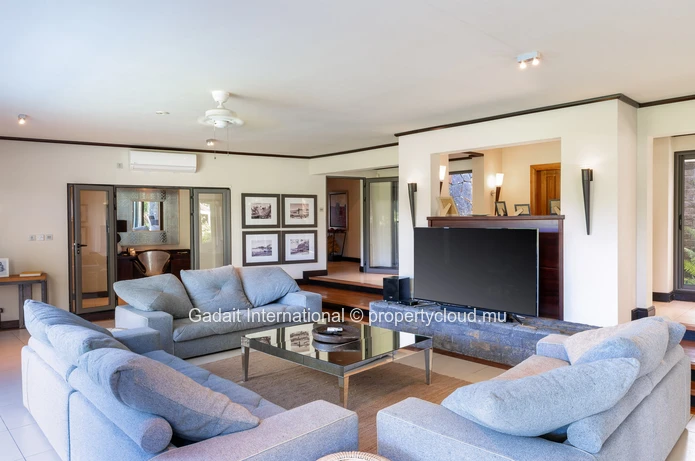 Magnifique propriété de 1972m² avec piscine, jardin et vue panoramique à Anahita